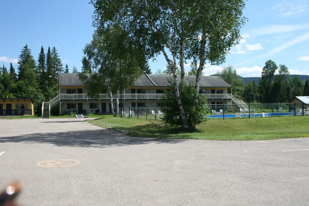 La Cuillere A Pot Hotel Saint-Donat-de-Montcalm Exterior photo