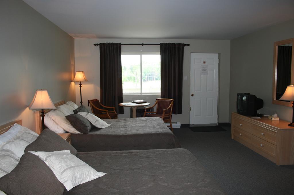 La Cuillere A Pot Hotel Saint-Donat-de-Montcalm Room photo